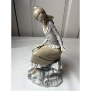 LLADRO Girl  & Hat - Sitting - Fish Porcelain Figurine  -w Box Vintage Retired